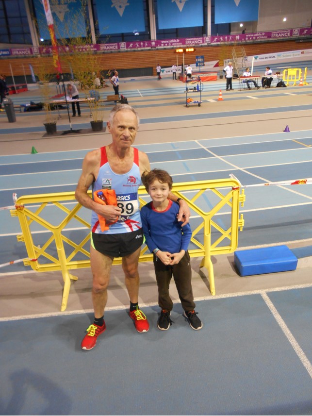 Daniel Sibout aprés sa 4é place sur 3000m avec son petit fils