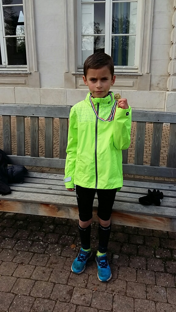 Jules Maure fier de sa médaille lors du cross d'Evreux