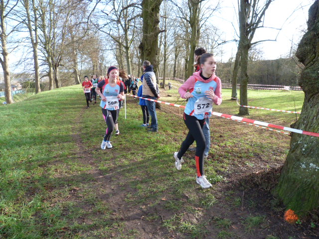 Lucie Corroy devant Zoé Benamou