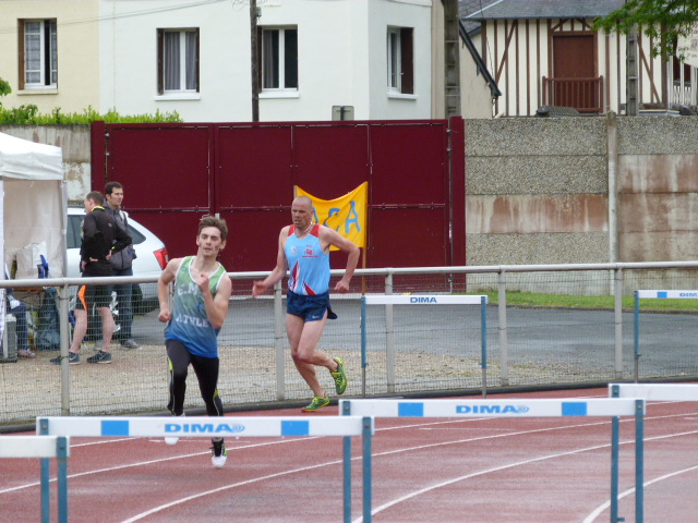 Virgile Crambert (à D) 73''42 au 400haies